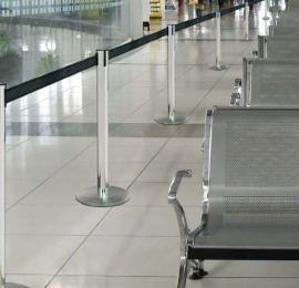 Столбики ограждения с лентой в залах ожидания на вокзалах и в аэропортах.